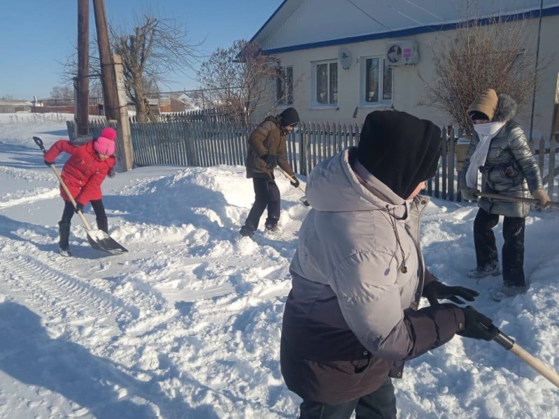 Волонтёры филиала МОУ-СОШ с. Липовка - ООШ с. Вознесенка помогают жителям.