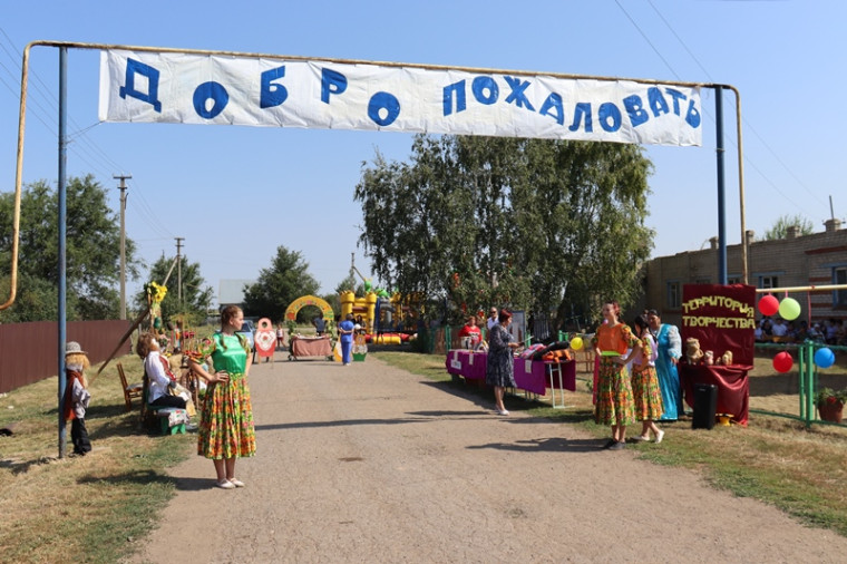 Праздничное мероприятие "Этот тихий край мне мил и дорог",организованное в рамках районного смотра - конкурса "Сельское подворье". Праздничное мероприятие "Этот тихий край мне мил и дорог",организованное в рамках районного смотра - конкурса "Сельское подворье".