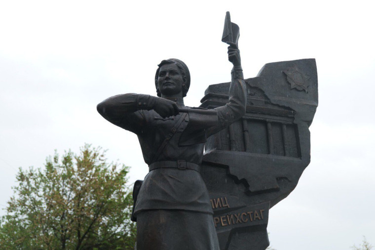 В Саратове открыли памятник «Бранденбургской мадонне» В канун 80-летия Великой Победы в Саратове установили памятник Марии Филипповне Лиманской – человеку, который стал символом этой Победы для всего мира. В Саратове открыли памятник «Бранденбургской мадонне» В канун 80-летия Великой Победы в Саратове установили памятник Марии Филипповне Лиманской – человеку, который стал символом этой Победы для всего мира.
