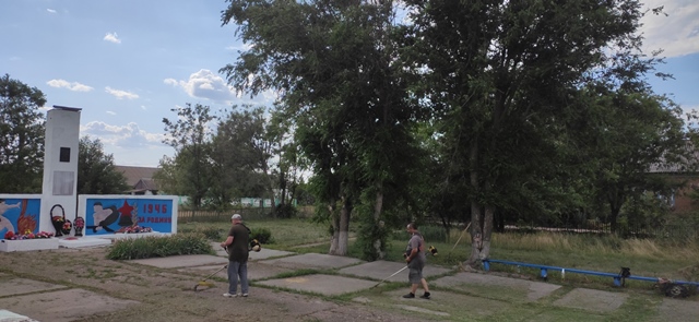 В канун Дня памяти и скорби работники администрации Липовского МО привели в порядок памятник павшим в годы Великой Отечественной войны в селе Липовка.